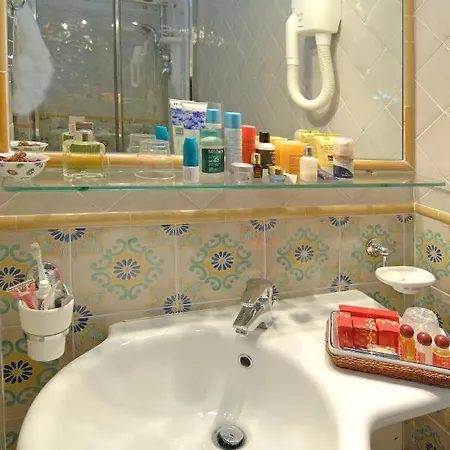 Old Square & , 73 Steps From The Street 4*