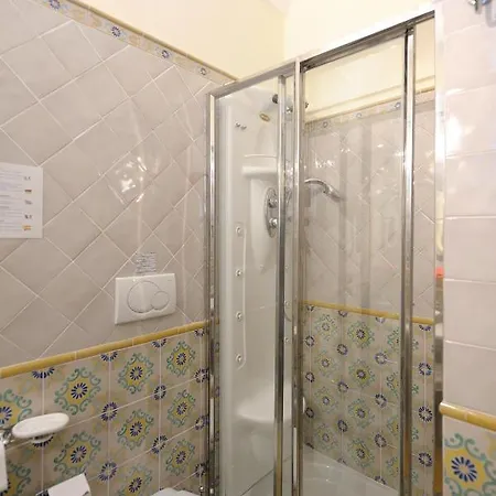 Old Square & , 73 Steps From The Street Pensión 4*