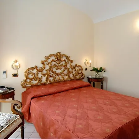 Pensión Old Square & , 73 Steps From The Street 4*