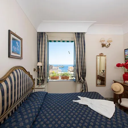 Πανσιόν Old Square & , 73 Steps From The Street 4*