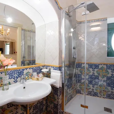 Old Square & , 73 Steps From The Street 4*