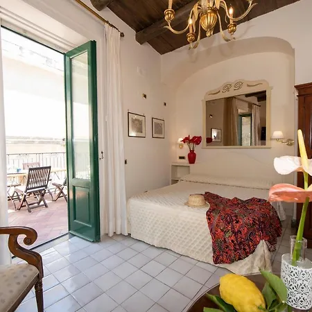 Pensión Old Square & , 73 Steps From The Street