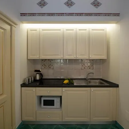 Old Square & , 73 Steps From The Street Pensión Amalfi