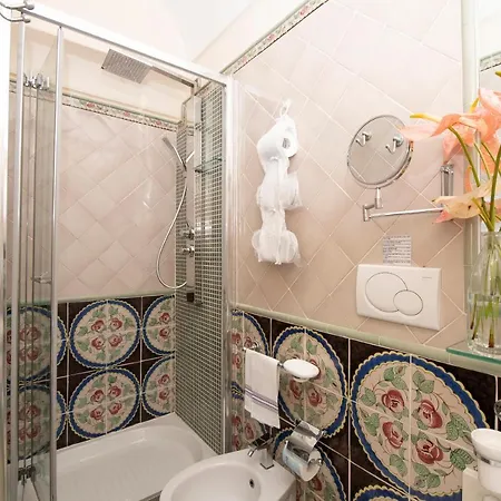 Pensión Old Square & , 73 Steps From The Street 4*