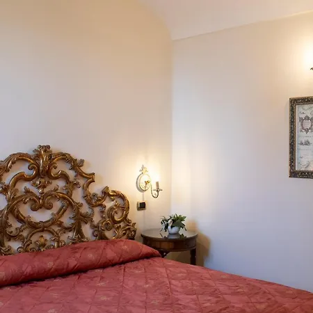 Old Square & Guest house 2*