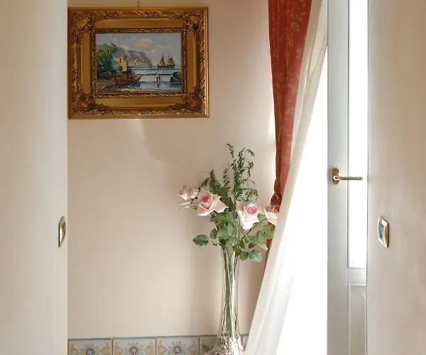 Old Square & , 73 Steps From The Street 4*