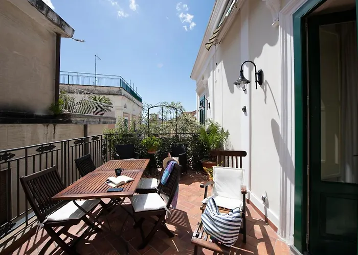 Old Square & , 73 Steps From The Street 4*