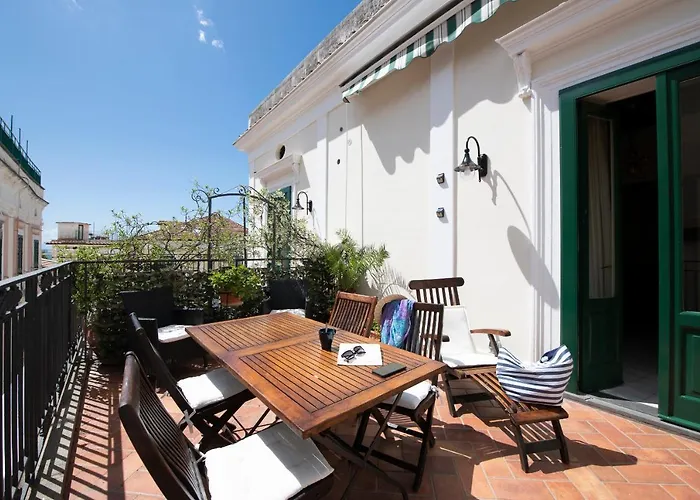 Old Square & , 73 Steps From The Street Gæstehus