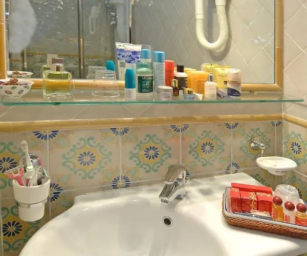 Old Square & , 73 Steps From The Street 4*