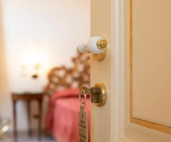 Old Square & , 73 Steps From The Street 4*